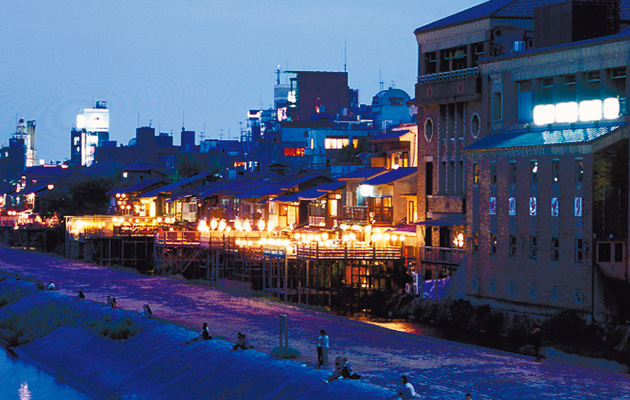 【Photograph】Scene of yuka decks beside the Kamo river during nightfall. 